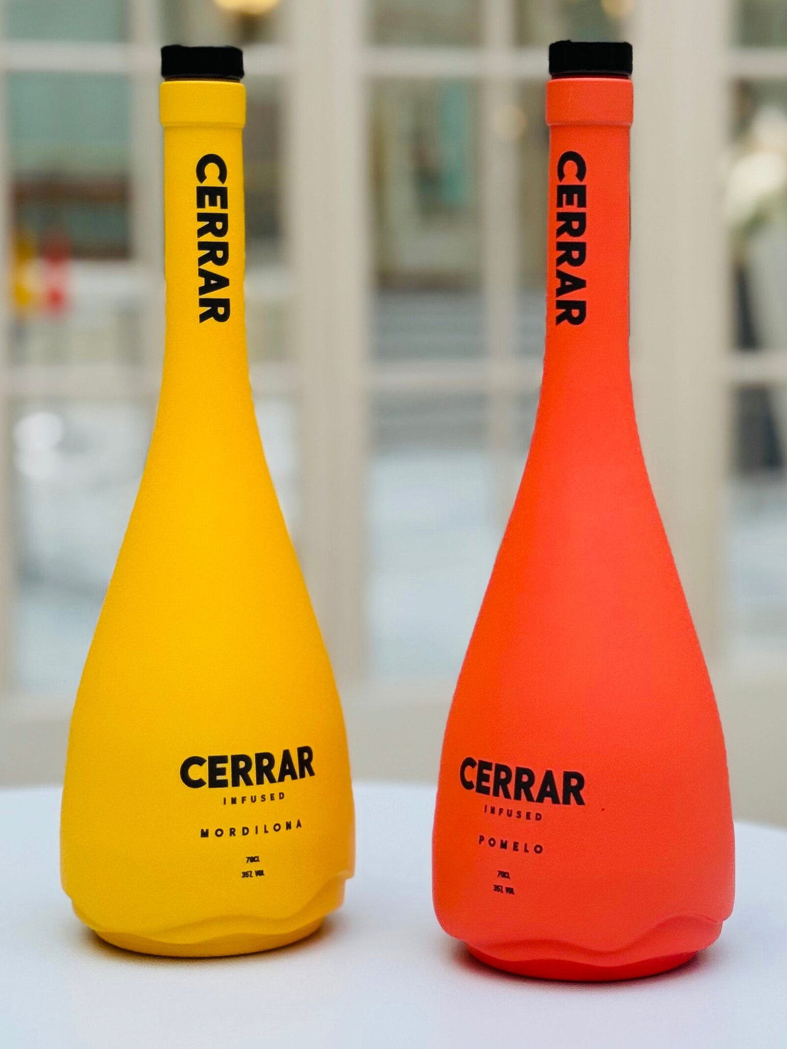 Cerrar Mordilona and Pomelo bottles